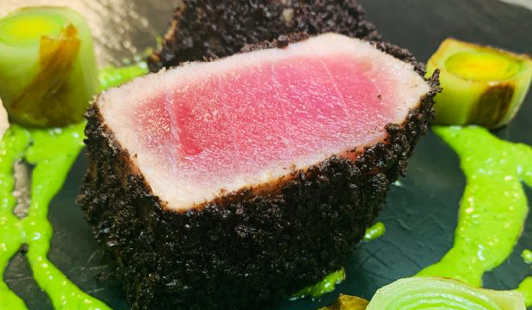 Come cucinare il tonno rosso fresco? Con olive nere, bagnet verde e porri arrostiti: idee e ricette dal nuovo menu Campisi